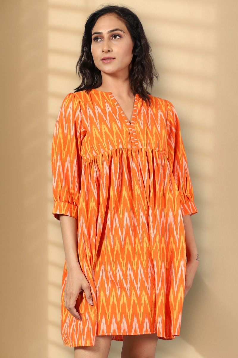 Robe courte orange à imprimé ikat