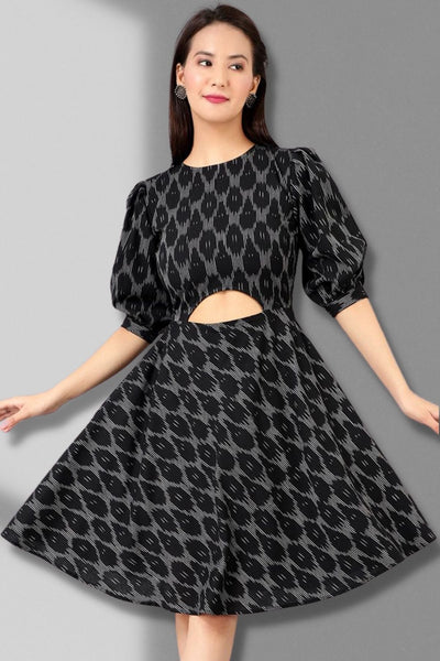 Robe longue noire à imprimé ikat