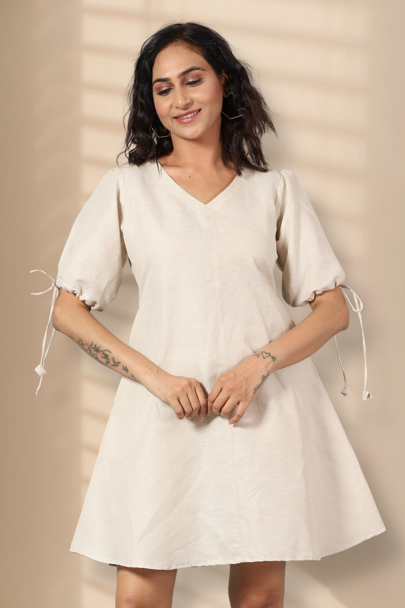 Robe à la mini-robe à la crème en lin en coton