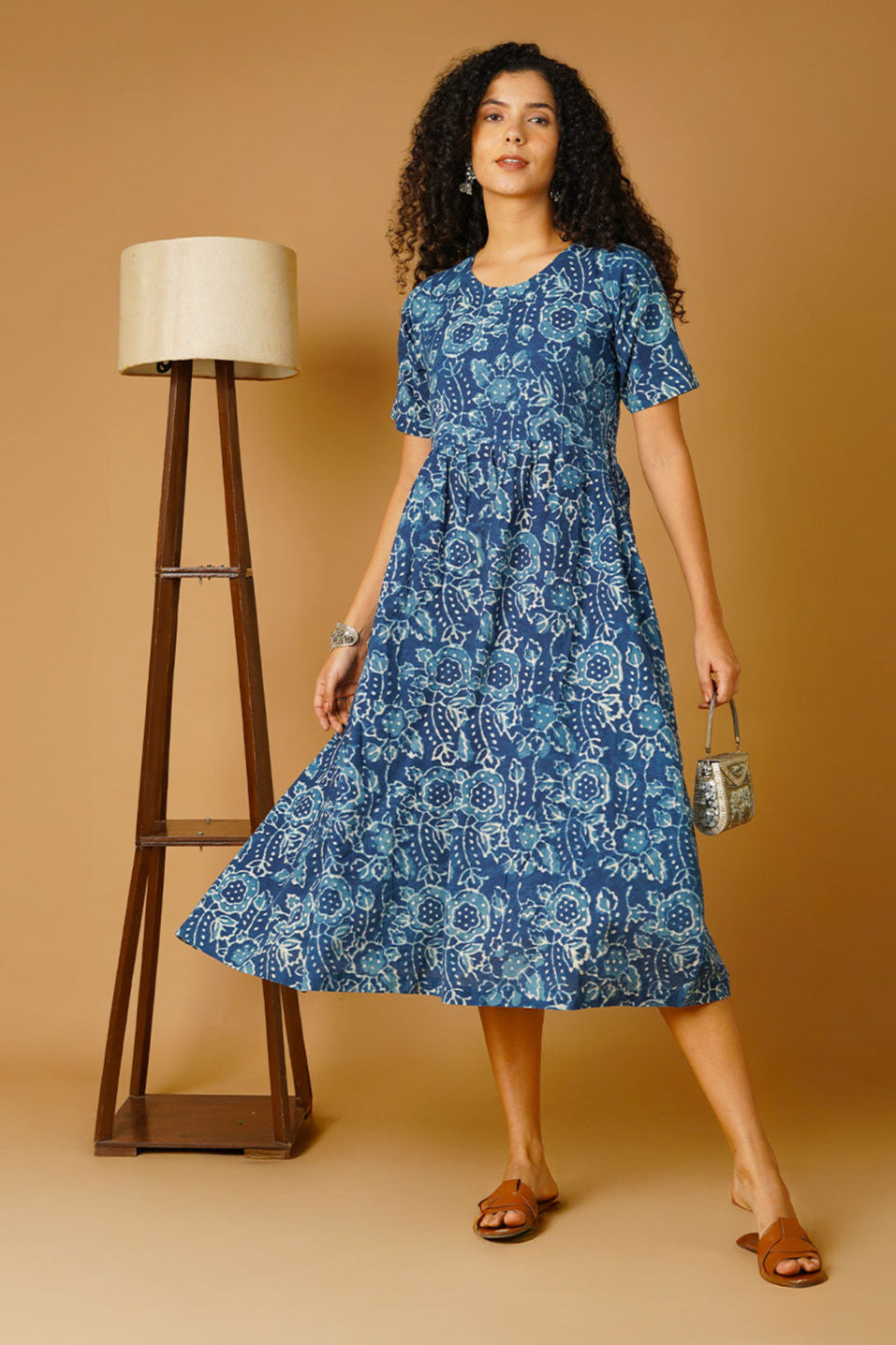 Vestido midi azul del algodón índigo