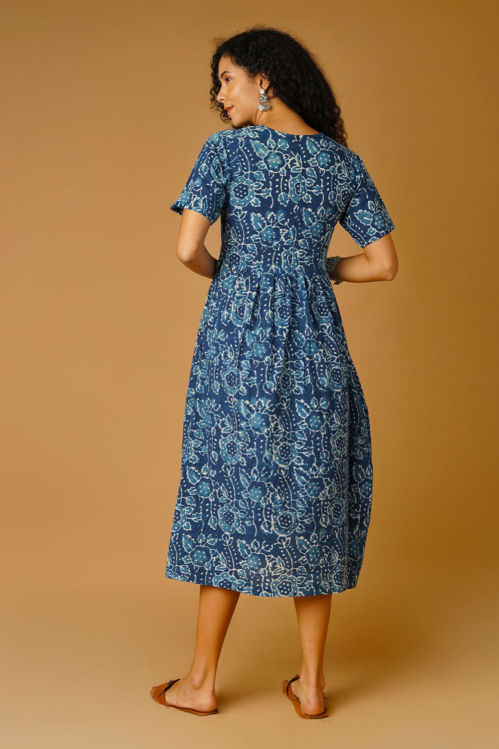 Vestido midi azul del algodón índigo