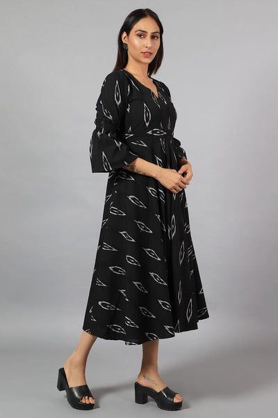 Robe mi-longue noire à imprimé ikat