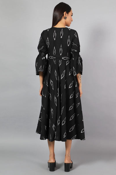 Robe mi-longue noire à imprimé ikat