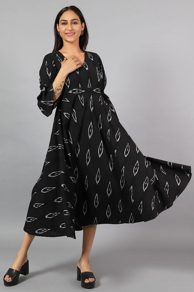 Robe mi-longue noire à imprimé ikat