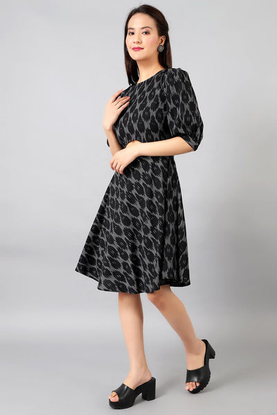 Robe longue noire à imprimé ikat